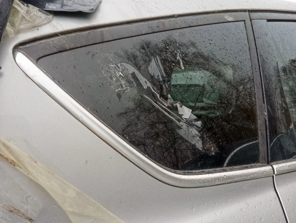 Rear side window – right