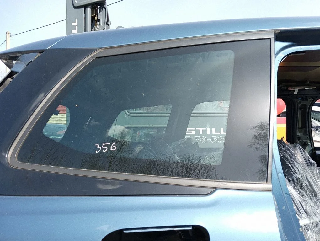 Rear side window – right
