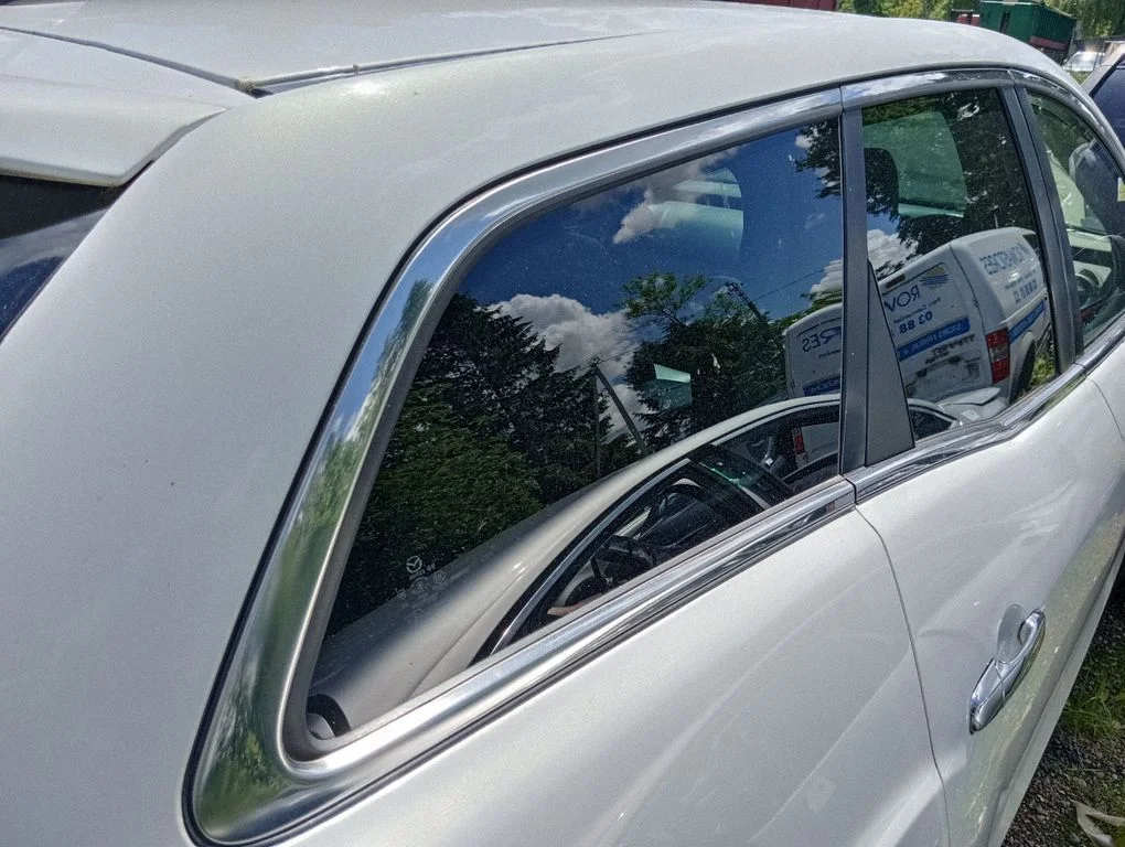 Rear side window – right