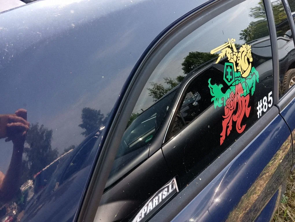 Rear side window – right