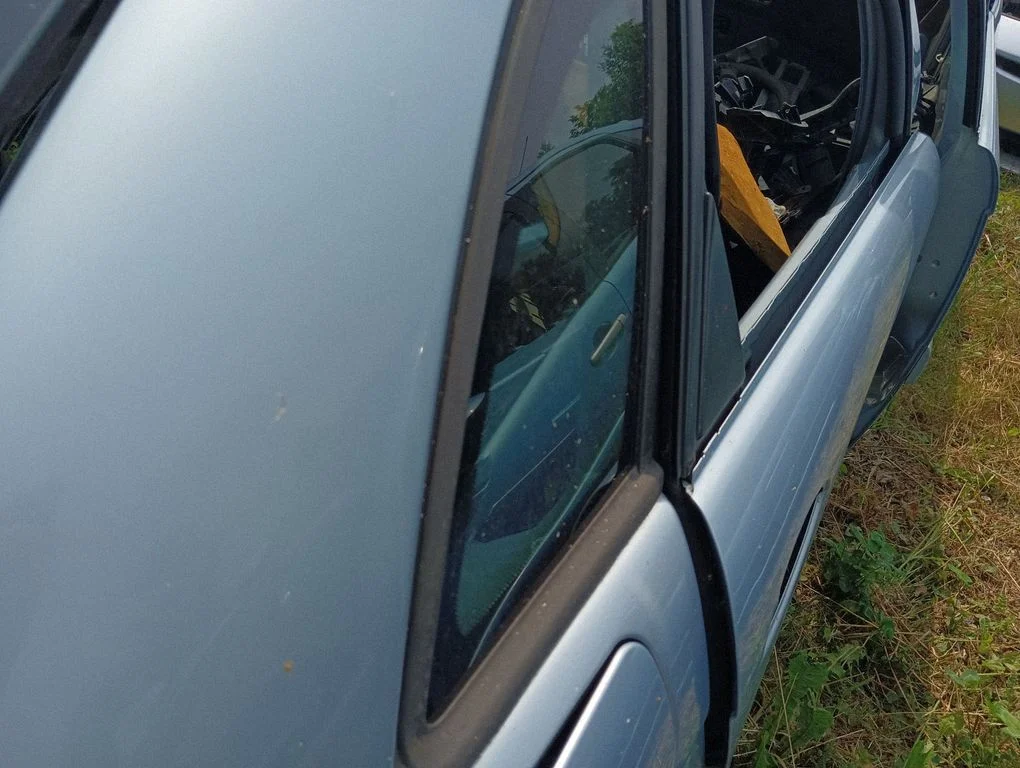 Rear side window – right
