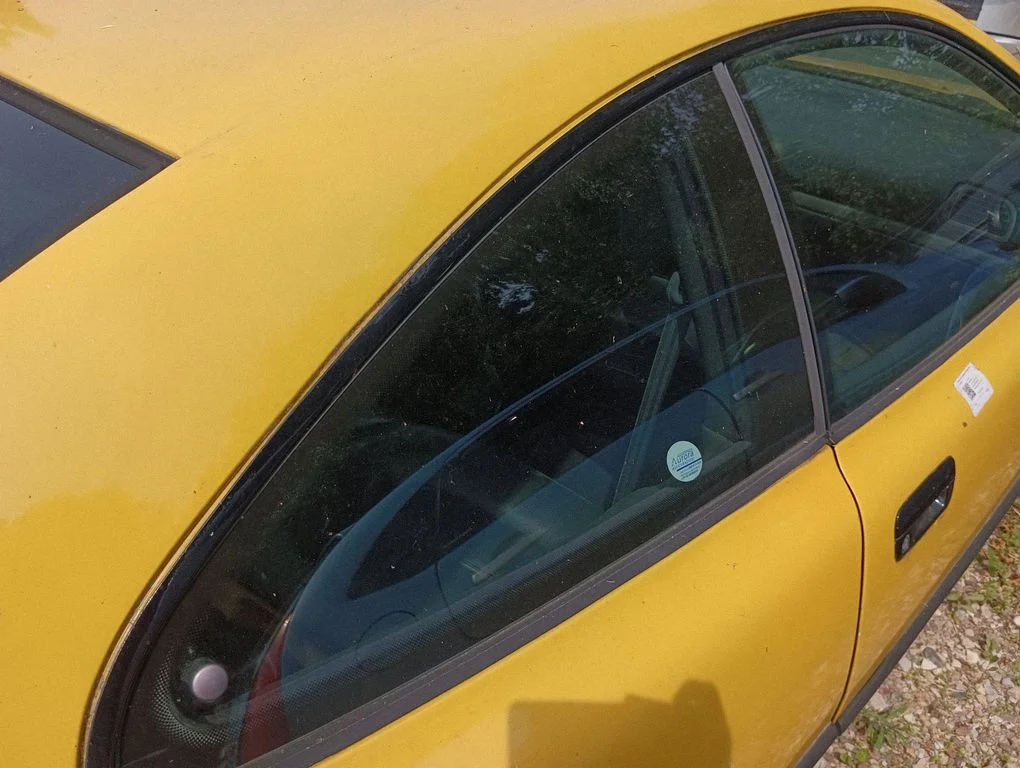 Rear side window – right