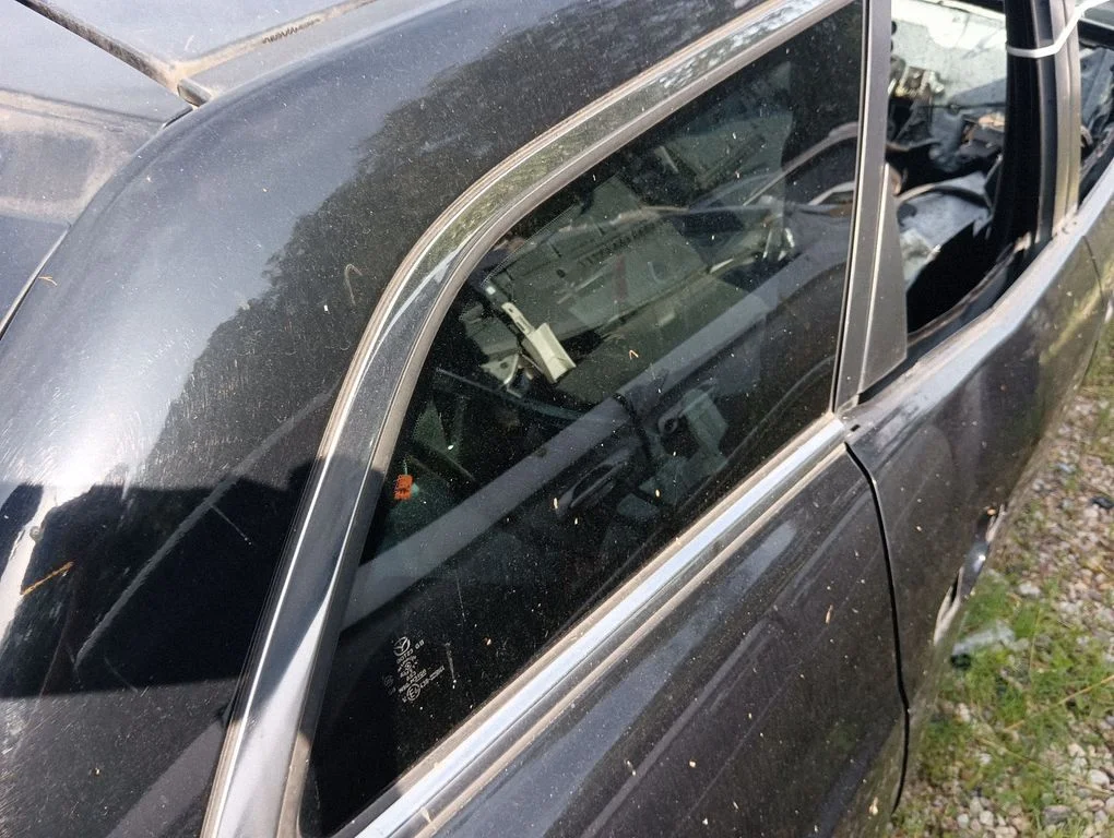 Rear side window – right