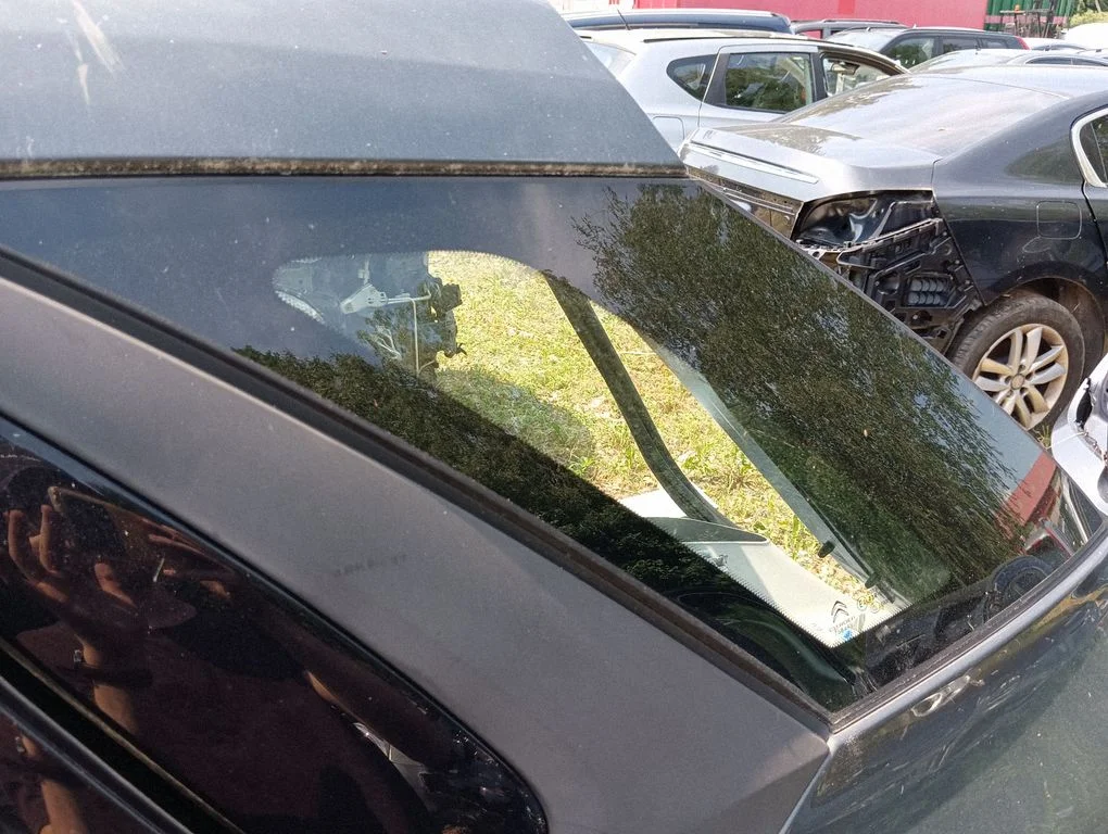 Rear side window – left