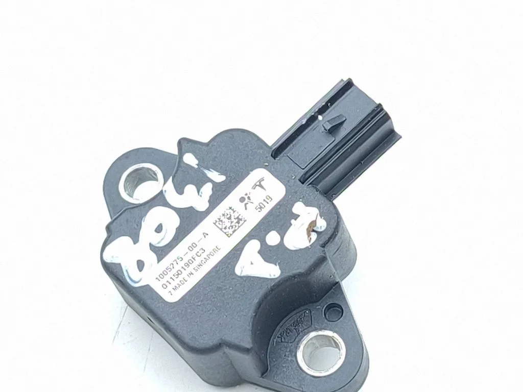 Airbag deployment crash/impact sensor – Tesla Model S (2012-)