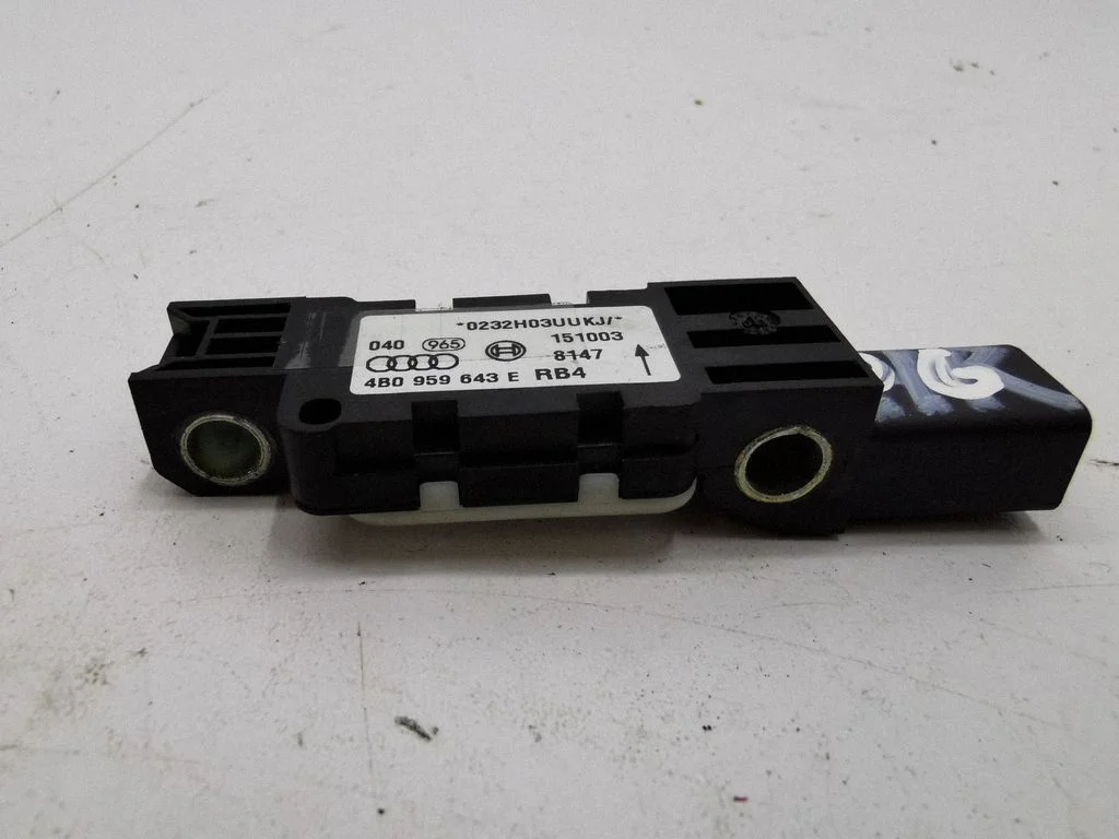 Drošības spilvenu trieciena sensors 4B0959643E