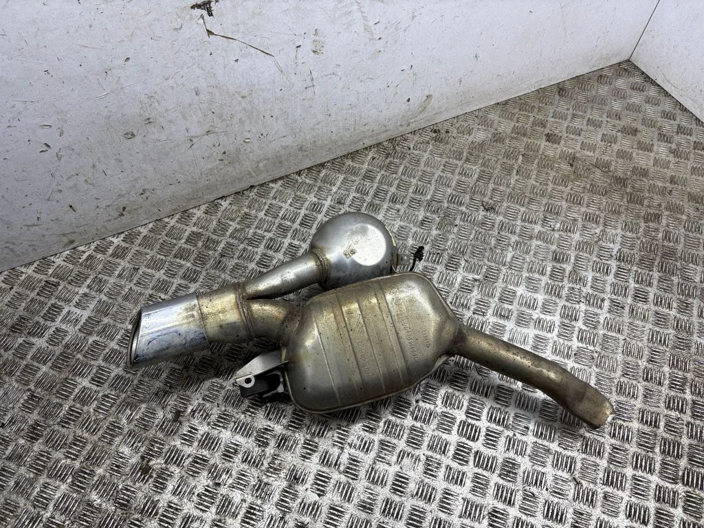 Muffler/silencer – left