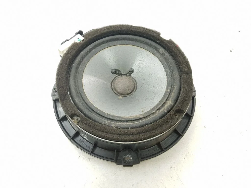Skaļrunis (-ņi) aizmugurējās durvīs 963301D200