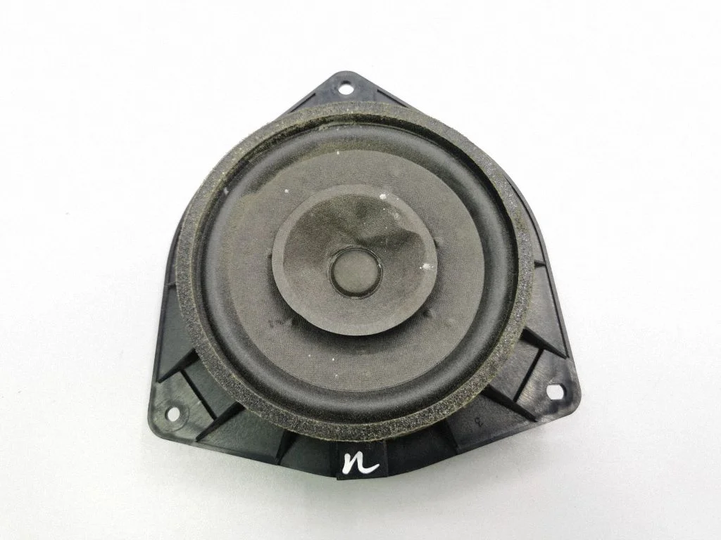 Skaļrunis (-ņi) aizmugurējās durvīs 8616002380
