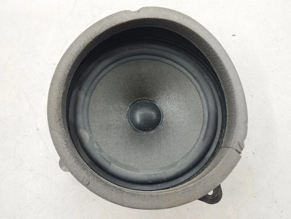 Skaļrunis (-ņi) aizmugurējās durvīs 8379093