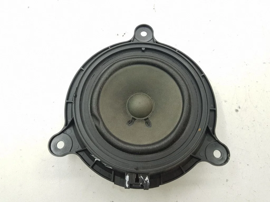 Skaļrunis (-ņi) aizmugurējās durvīs KD5366960