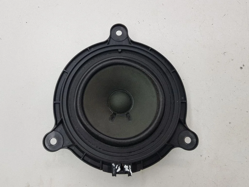 Skaļrunis (-ņi) aizmugurējās durvīs KD5366960
