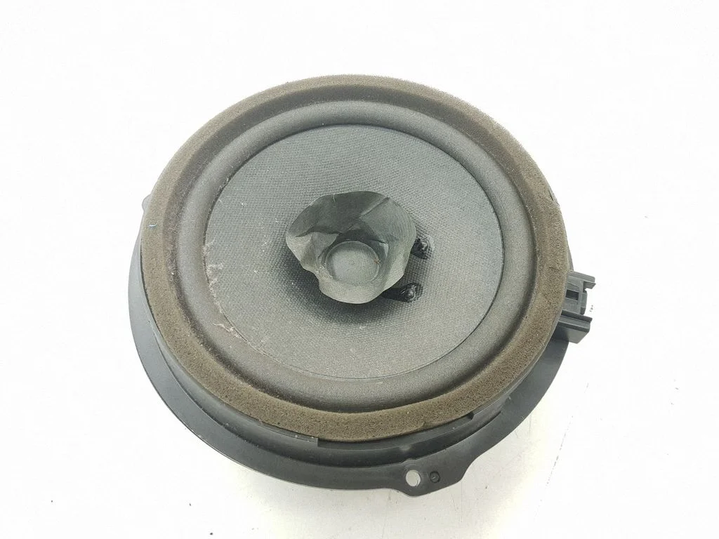 Skaļrunis (-ņi) aizmugurējās durvīs 8A6T18808CC