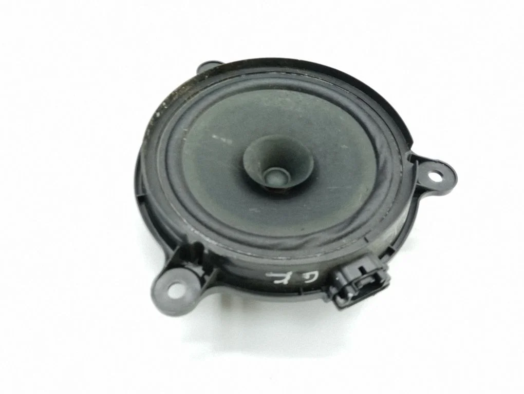 Skaļrunis (-ņi) aizmugurējās durvīs BHP166960