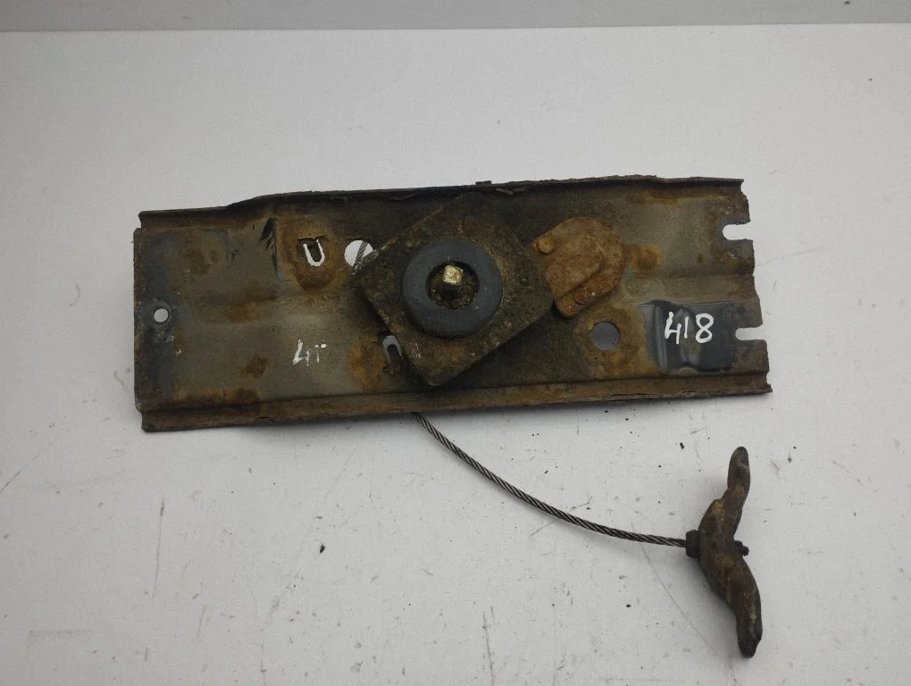 Spare wheel mounting bracket