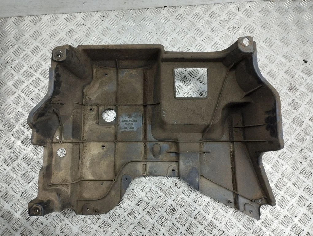 Osłona podwozia pod bagażnikiem – Toyota Auris E180 (2012-2018)