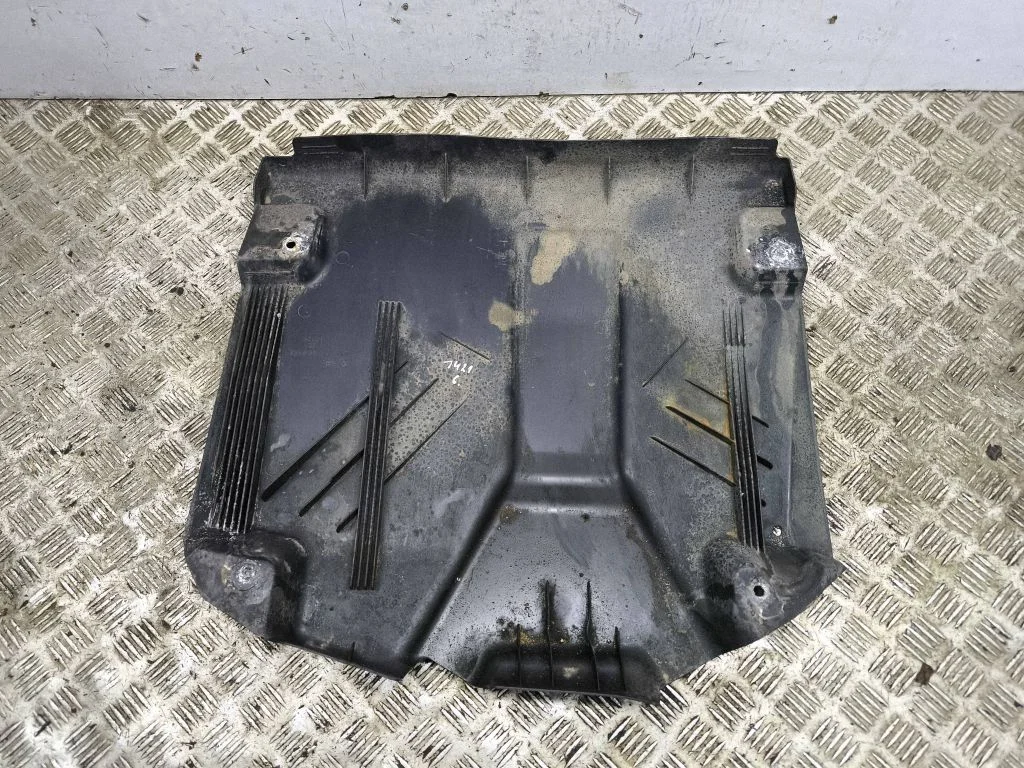 Aizmugurējās balstiekārtas apakšas aizsargs A2136930100