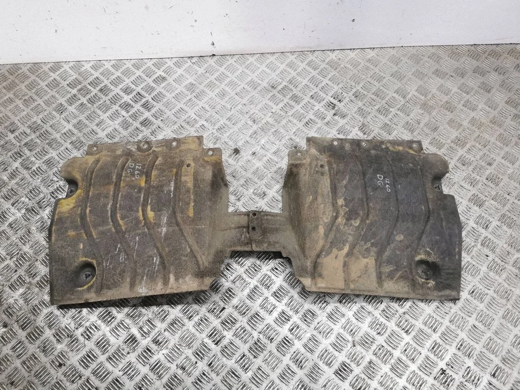 Rear underbody cover/under tray – right