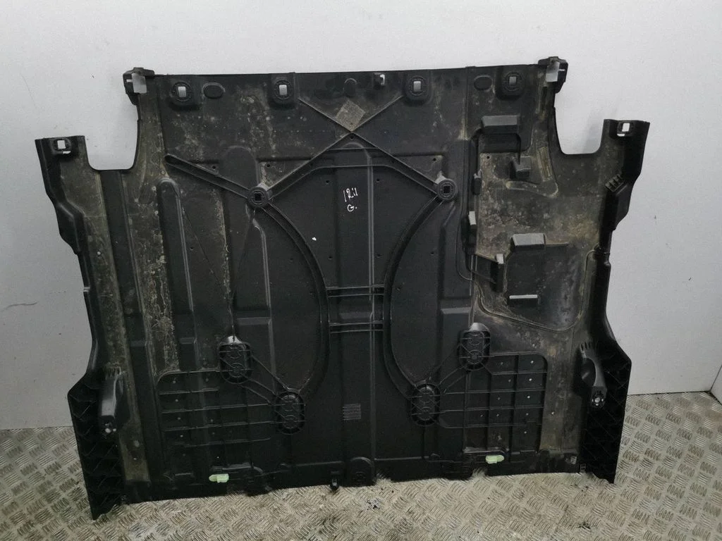Rear underbody cover/under tray