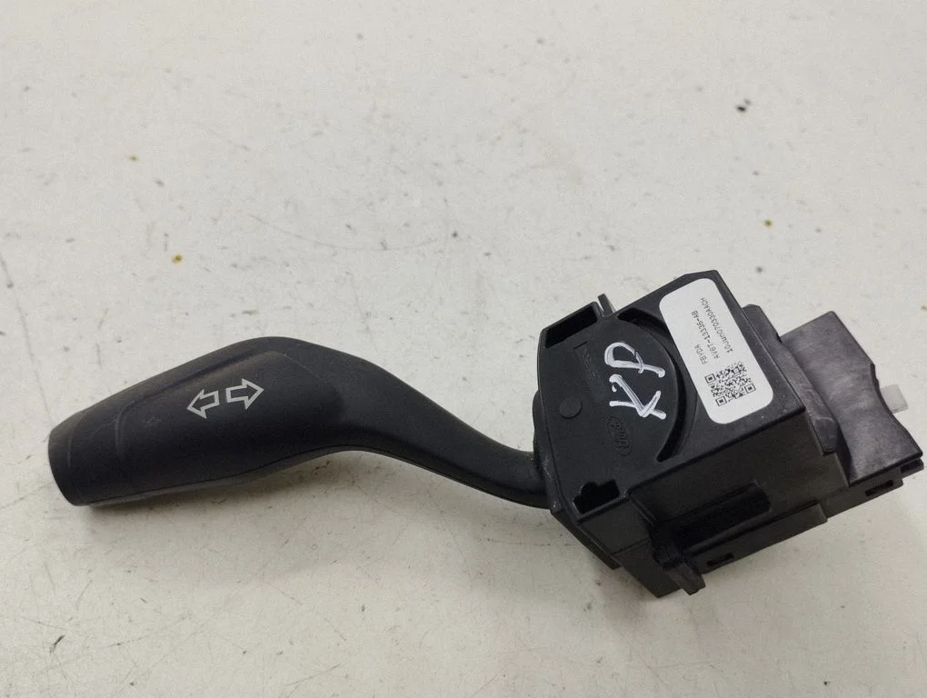Pagriezienu/gaismu svira – Ford C-MAX II (2010-2019)