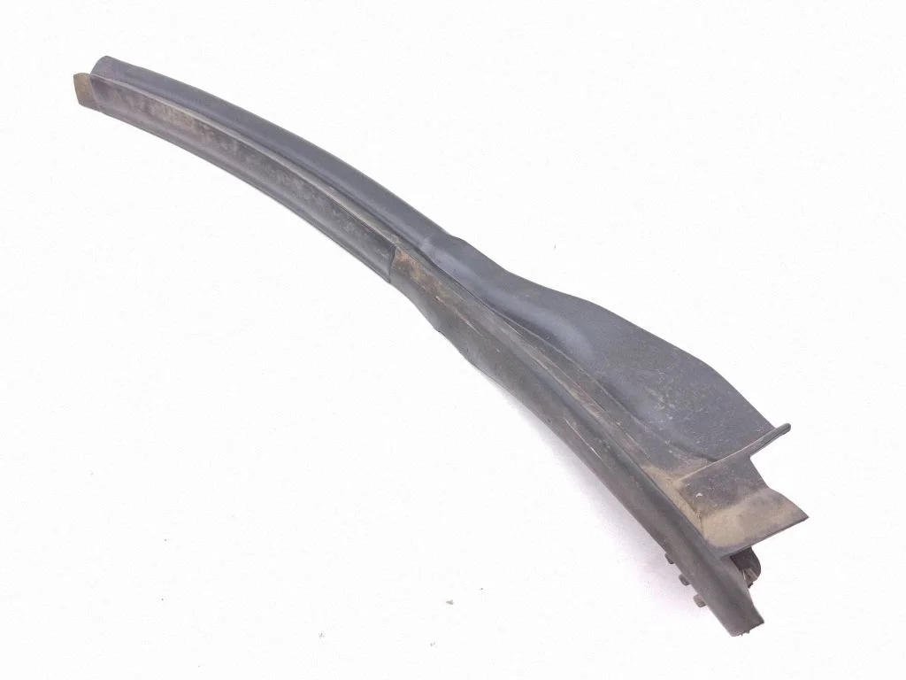 Rubber seal rear door J9D325385