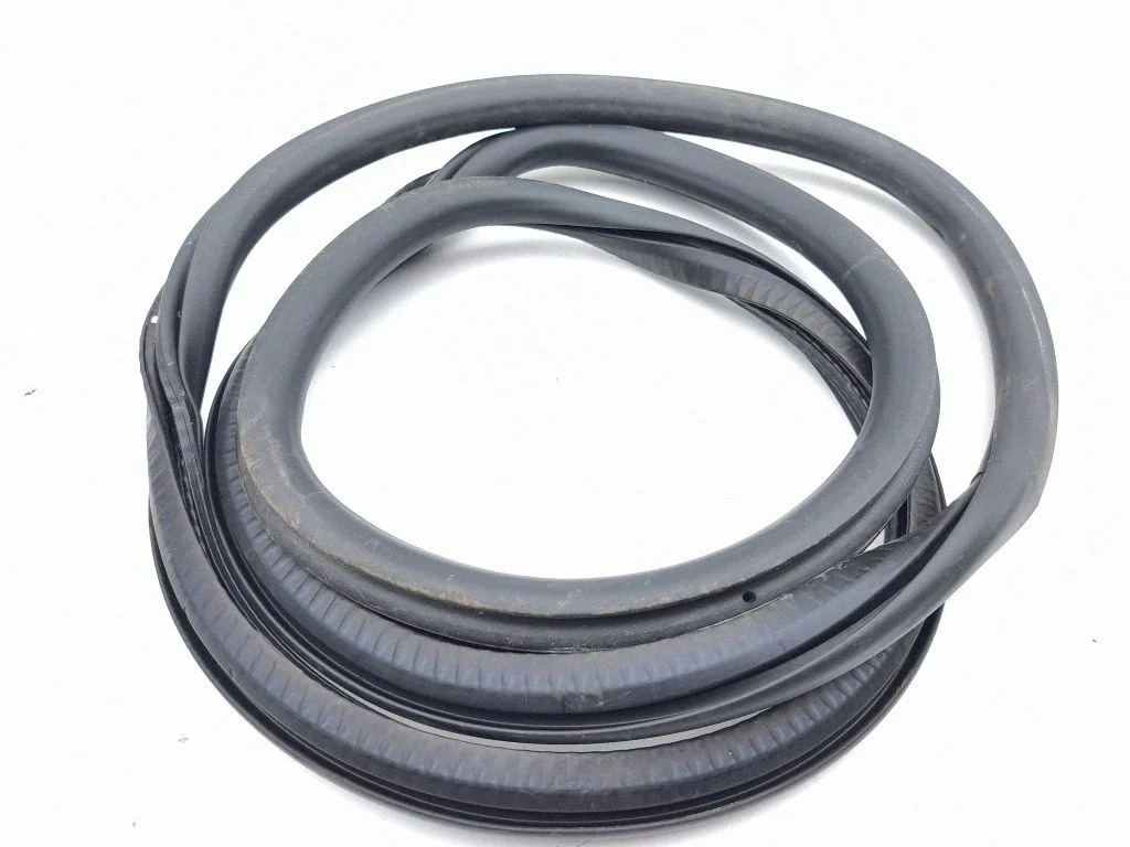 Rubber seal rear door – left