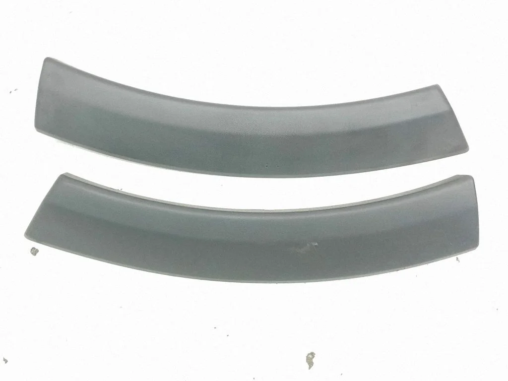 Rear bumper trim bar molding