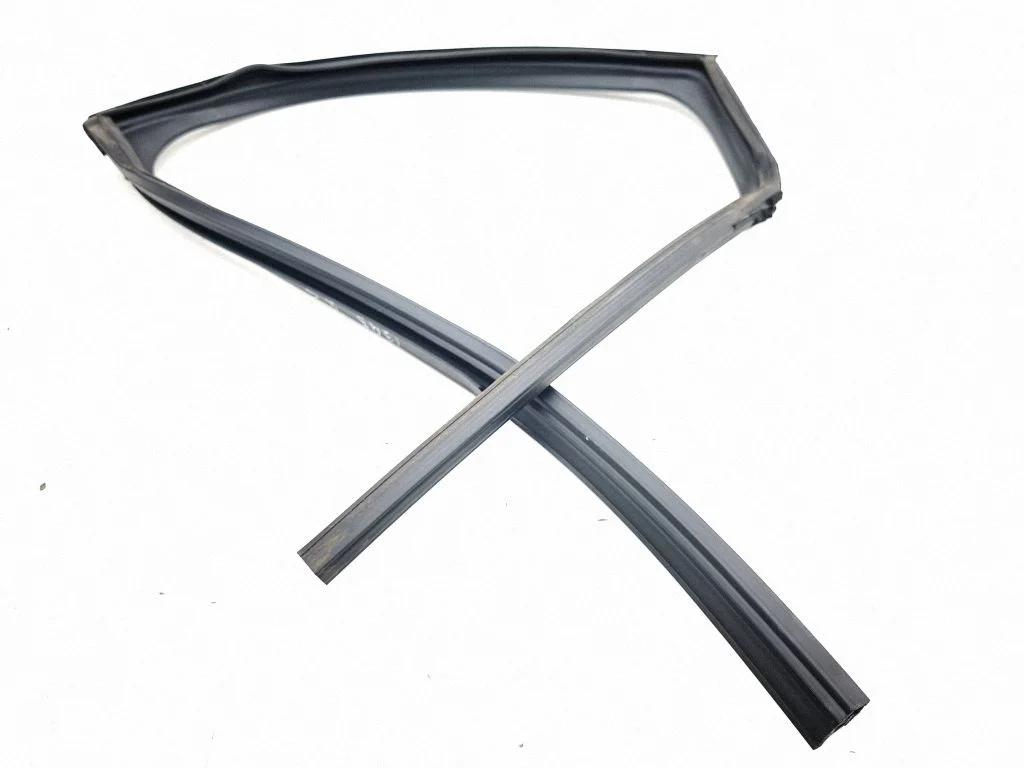 Rubber seal rear door – left