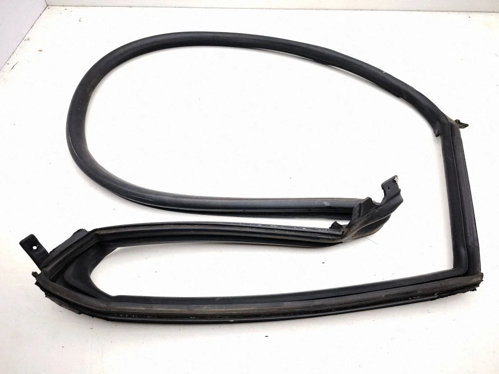 Rubber seal rear door – right