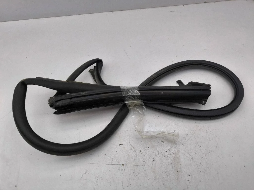Rubber seal rear door – left