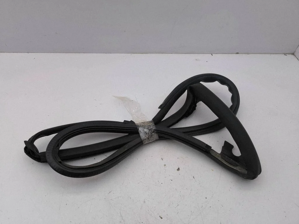 Rubber seal rear door – right