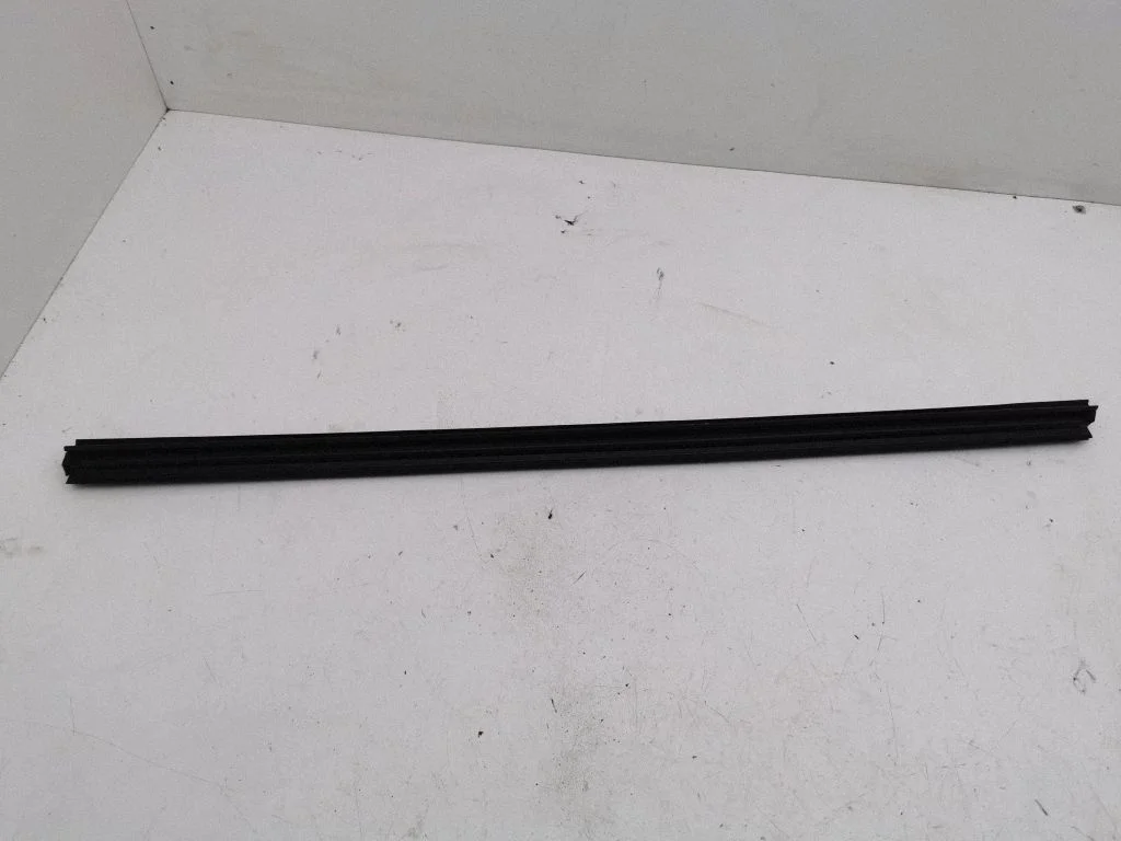 Rubber seal rear door – right