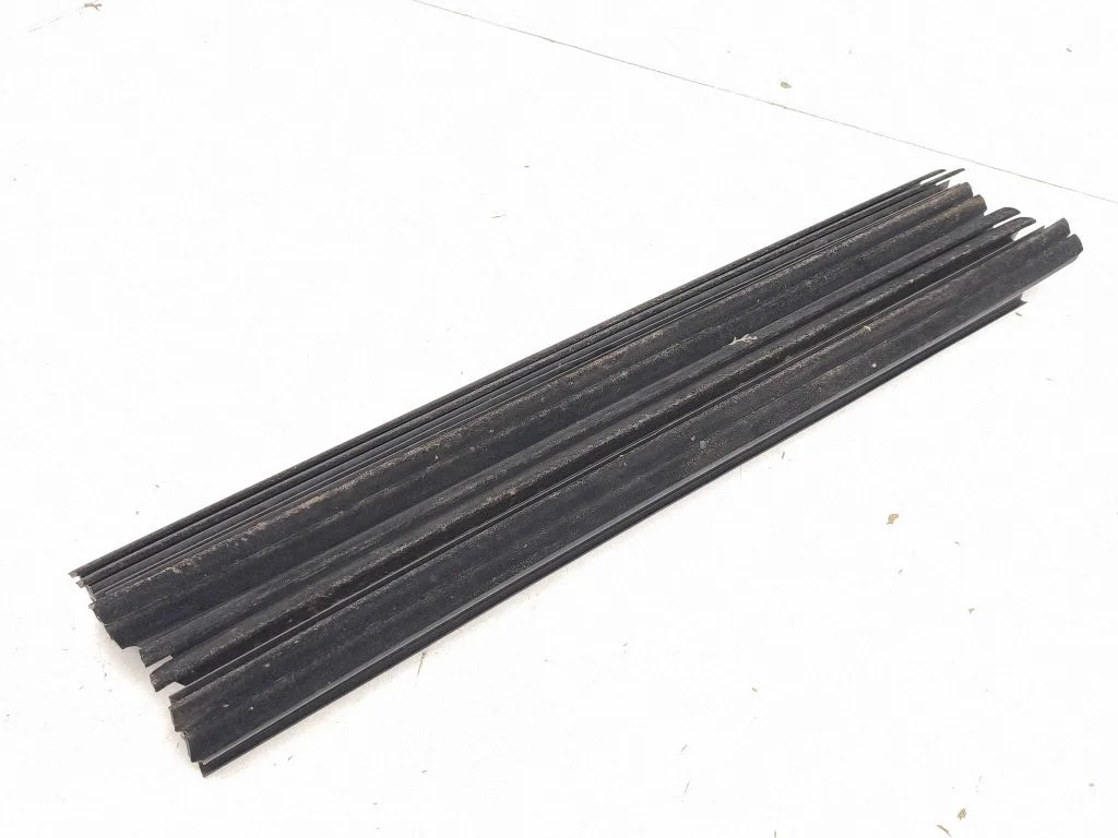 Rubber seal rear door window/glass