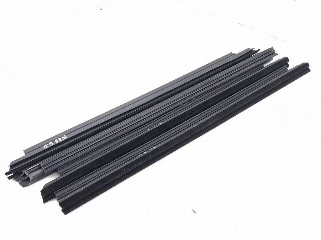 Rubber seal rear door window/glass