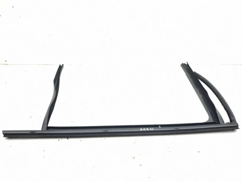 Rubber seal rear door window/glass 57H839431
