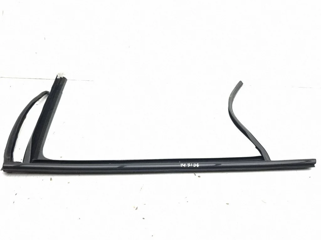 Rubber seal rear door window/glass 57H839431