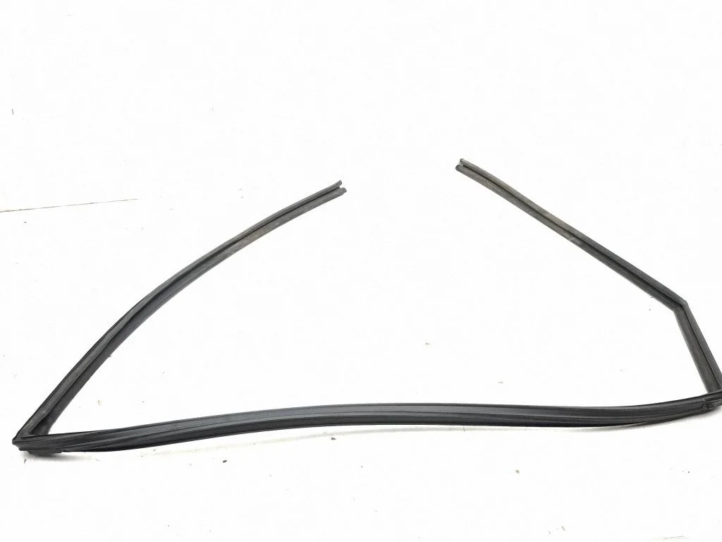 Rubber seal rear door window/glass – right