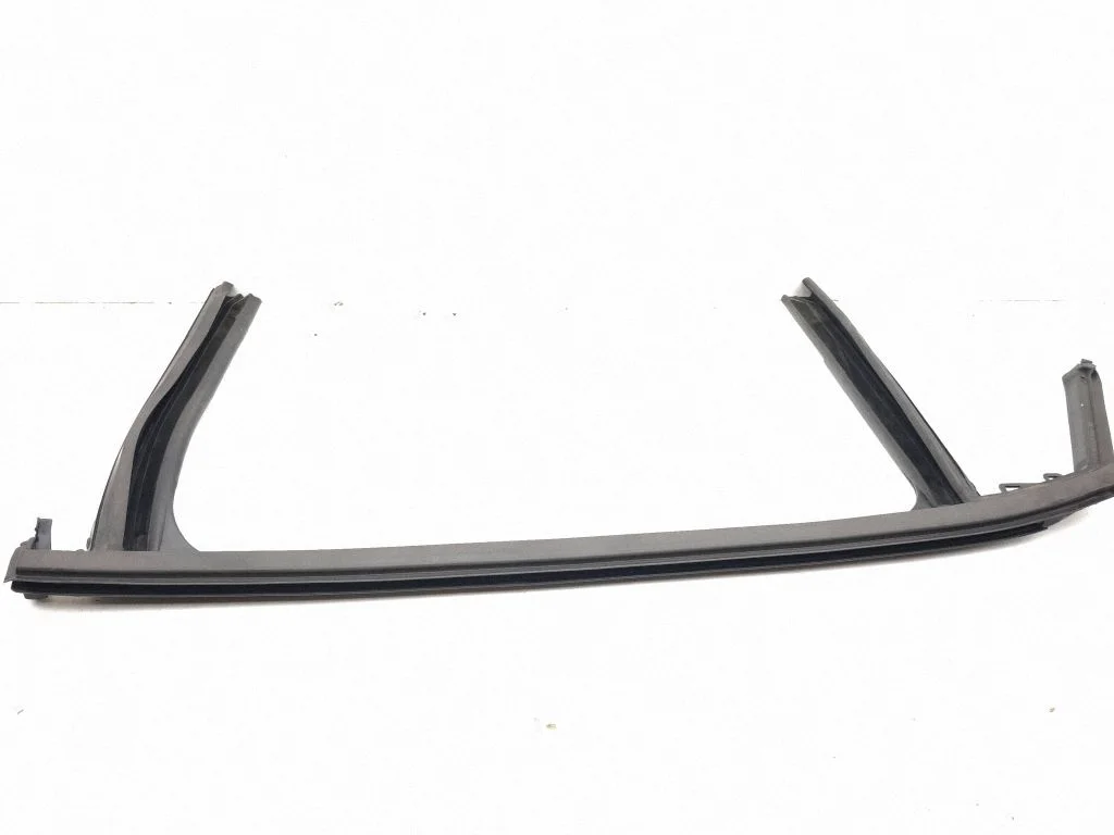 Rubber seal rear door window/glass – right