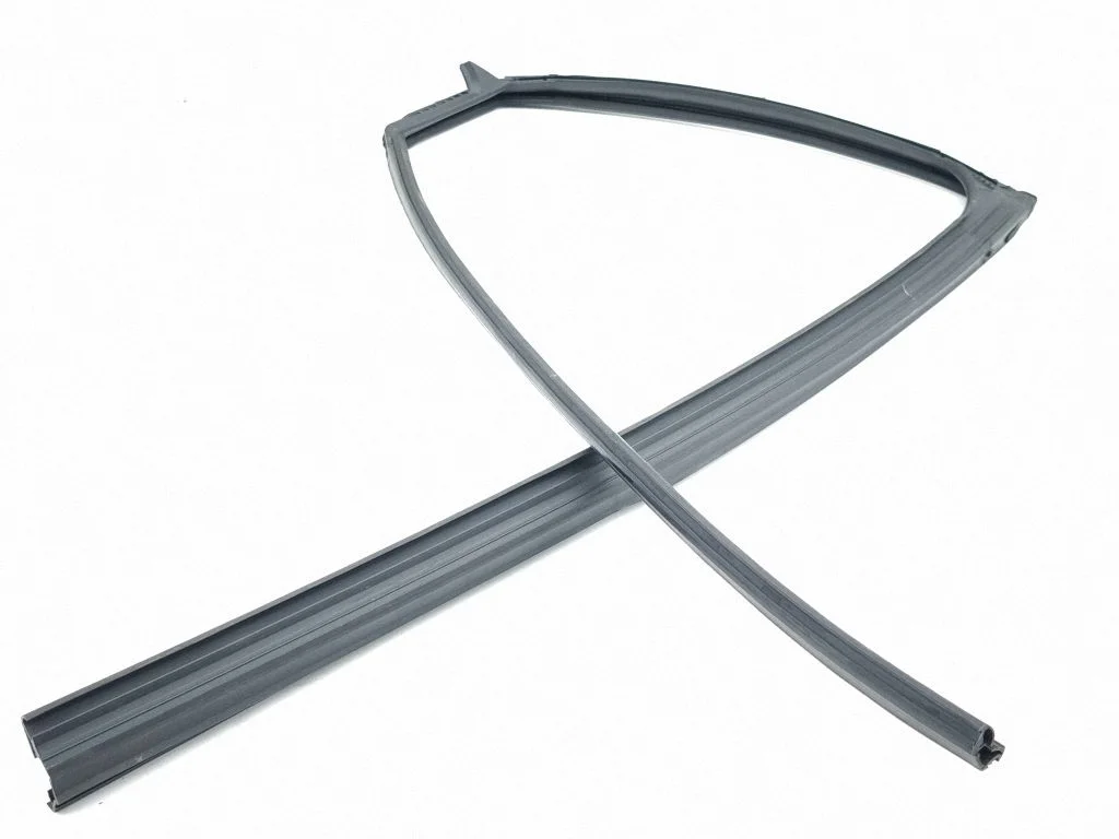 Rubber seal rear door window/glass 68152F4050
