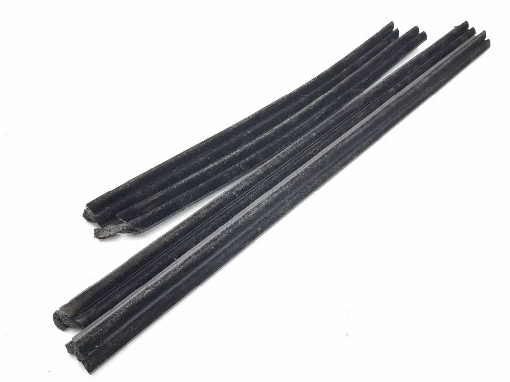 Rubber seal rear door window/glass