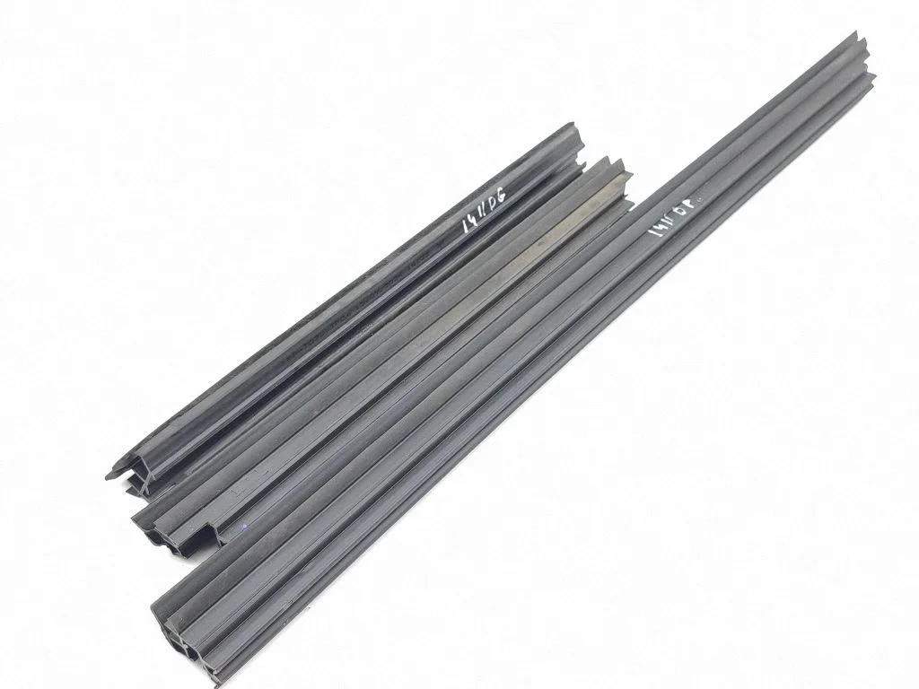 Rubber seal rear door window/glass