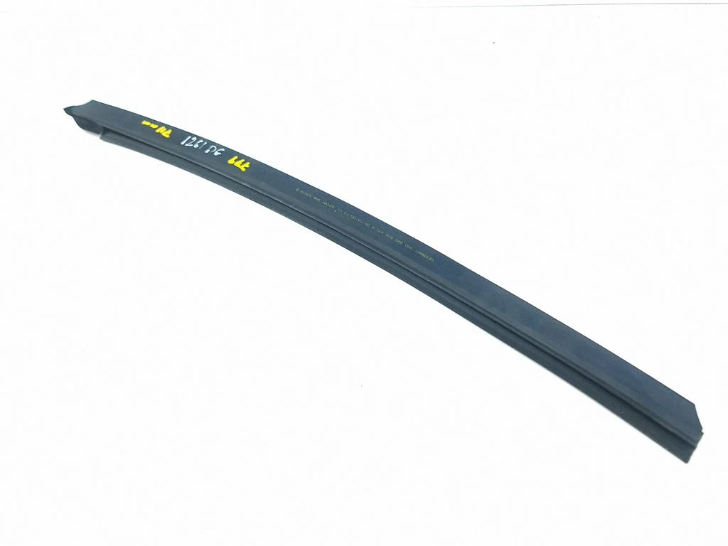 Rubber seal rear door window/glass 3W5839472A