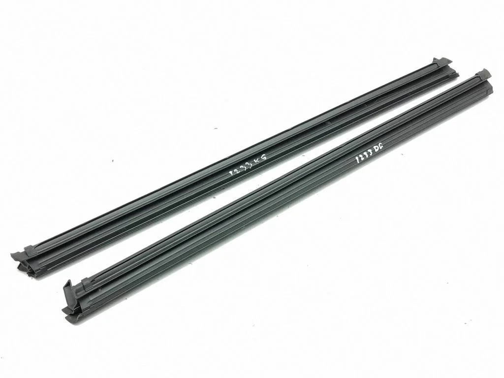 Rubber seal rear door window/glass
