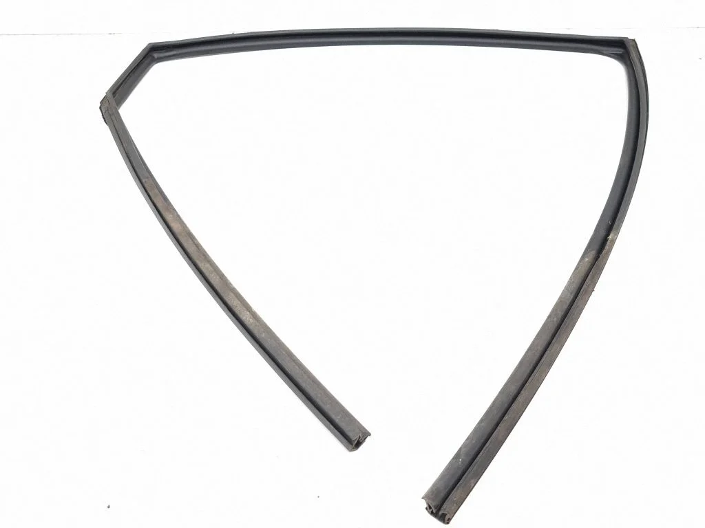 Rubber seal rear door window/glass – right