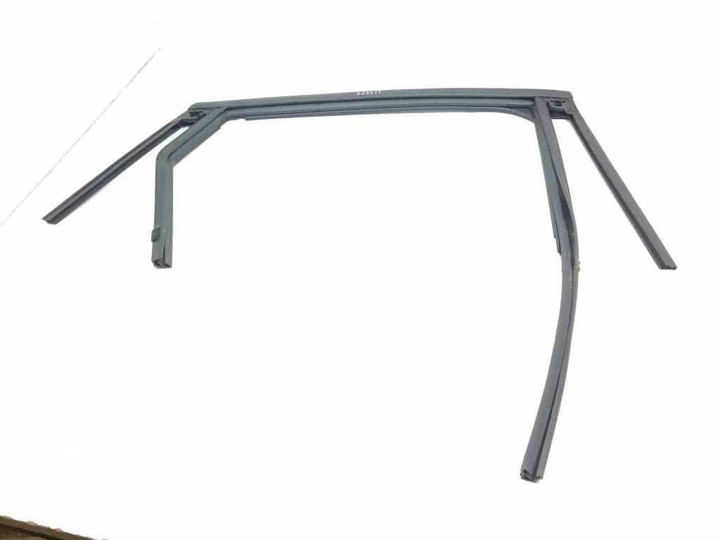 Rubber seal rear door window/glass – right