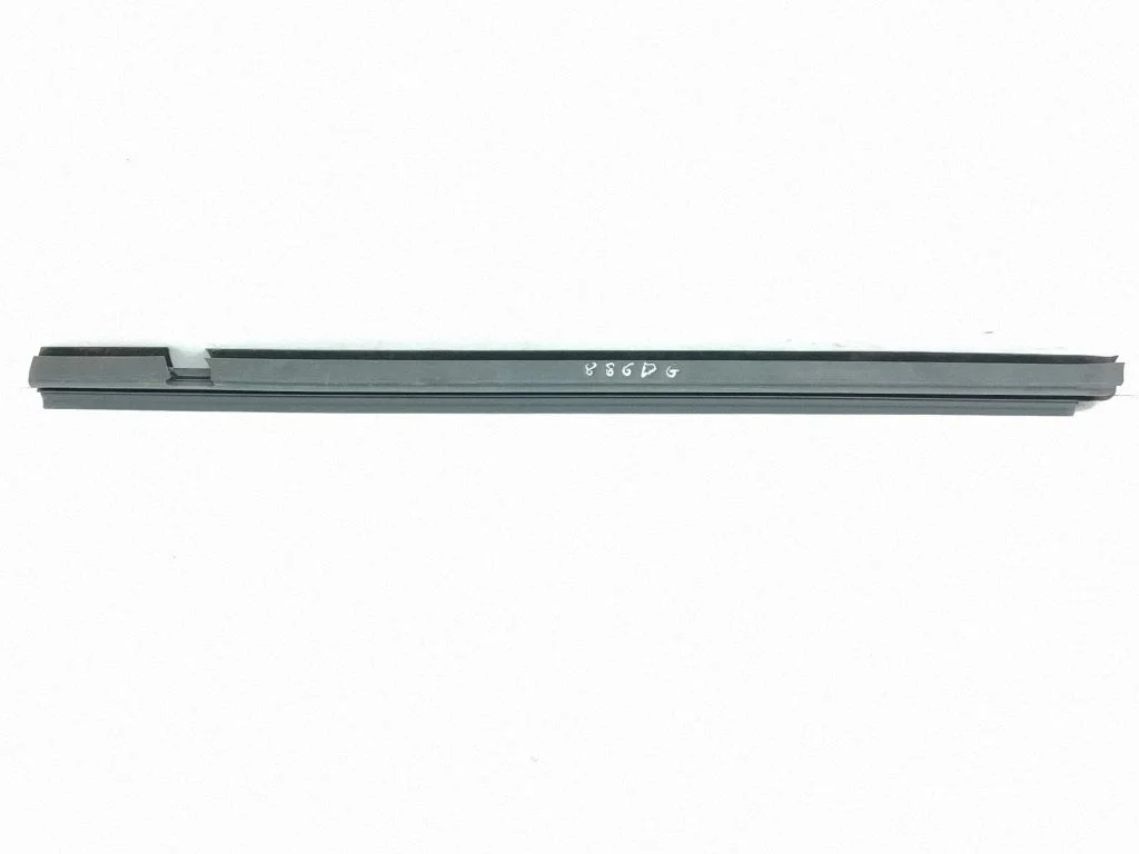 Rubber seal rear door window/glass – right