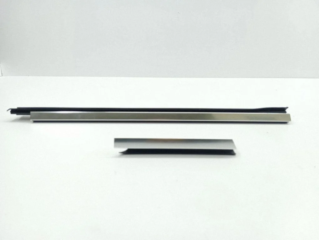 Rubber seal rear door window/glass – right