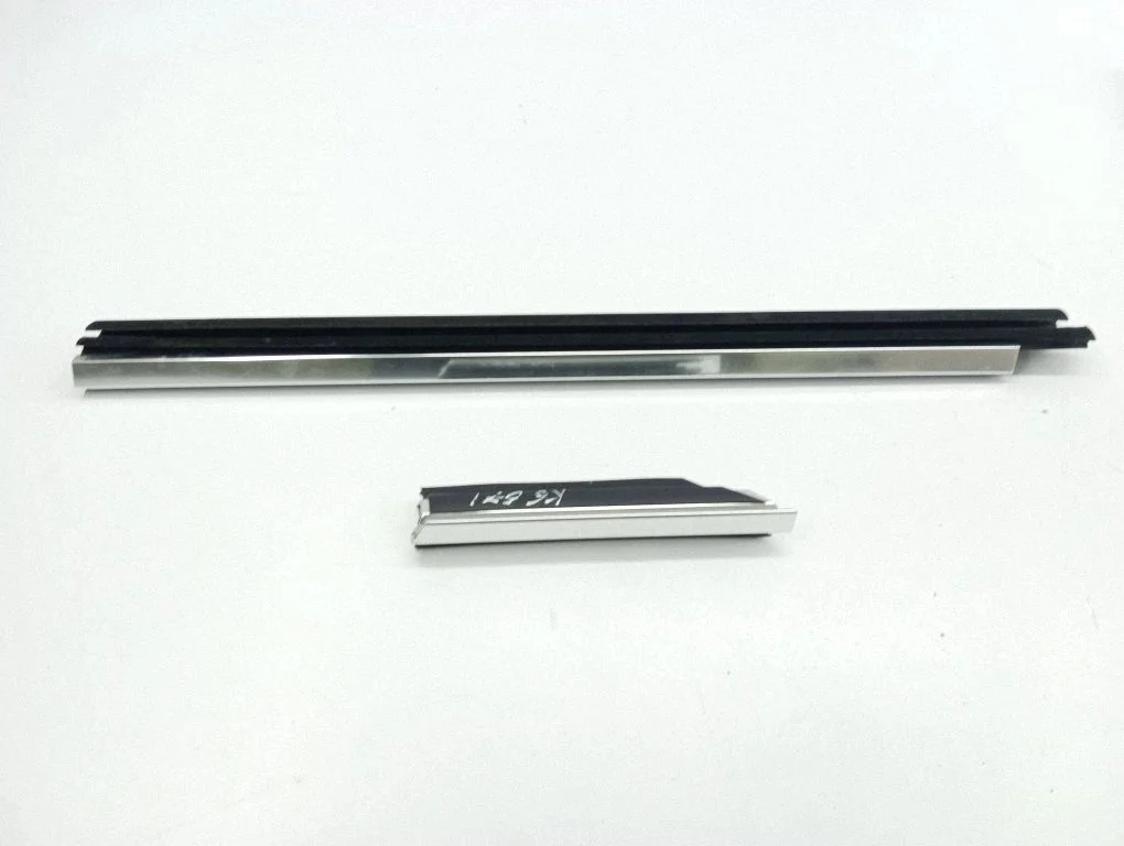 Rubber seal rear door window/glass – left