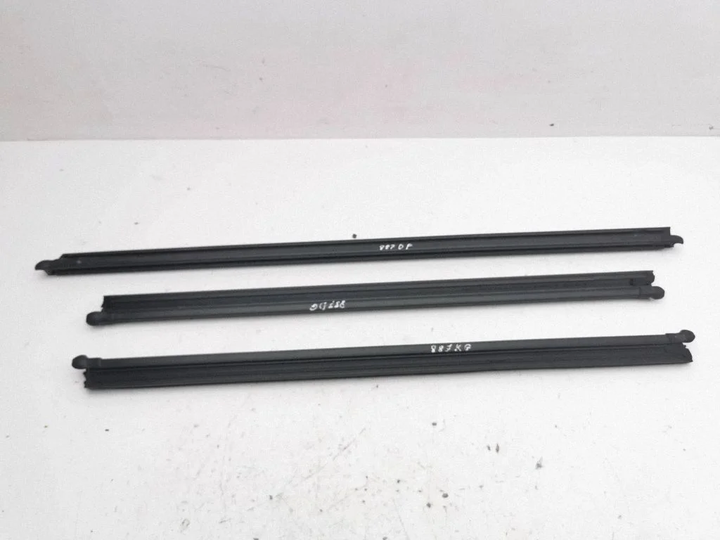 Rubber seal rear door window/glass 5FF839479