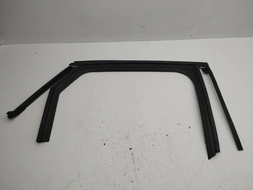 Rubber seal rear door window/glass – right